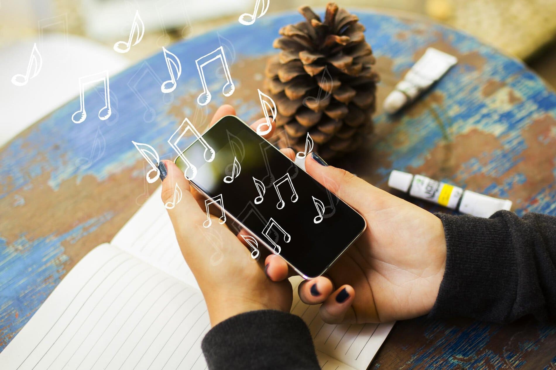 Eri musiikintekosovellusten käyttöliittymiä puhelimella, vertailussa GarageBand, FL Studio Mobile, BandLab