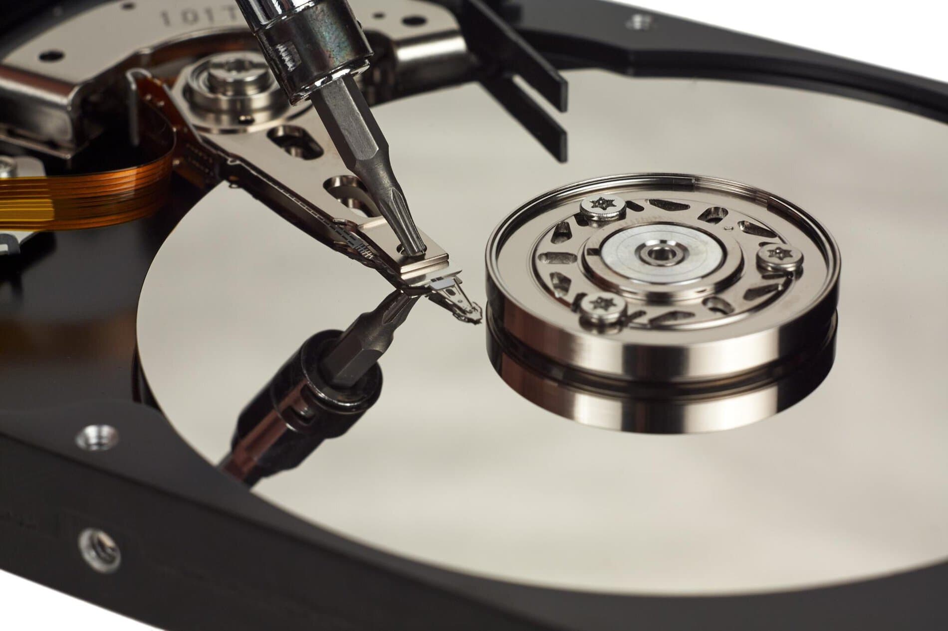 Disk Drill -sovelluksen käyttöliittymä MacBookilla, jossa esillä on löydettyjä kuvia ja asiakirjoja tiedostojen palautusta varten.